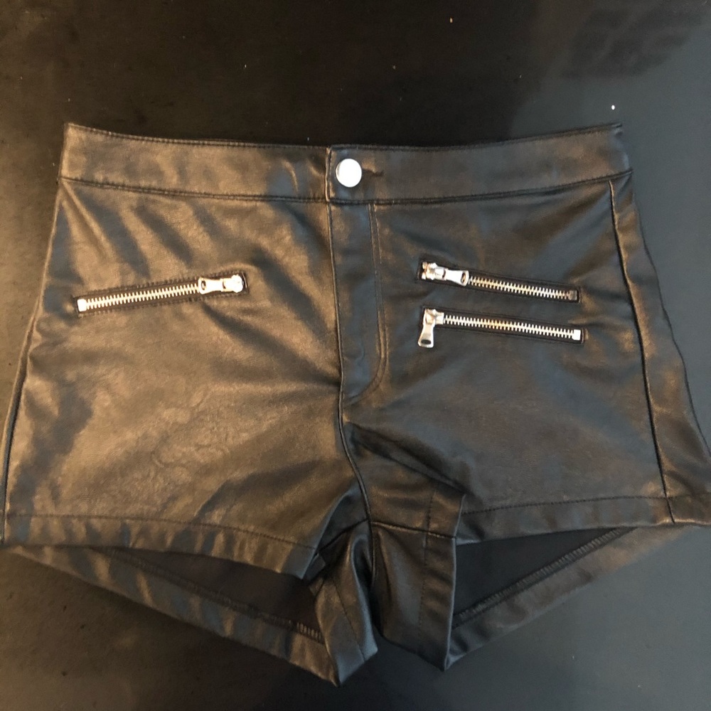 H&M FAUX LEATHER BLACK SHORTS SIZE 8 NWOT